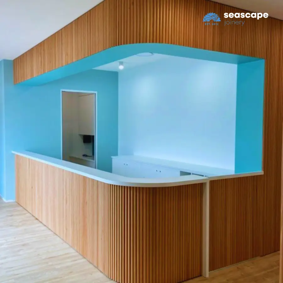 Curved reception counter